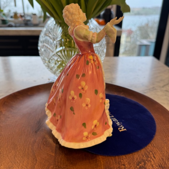 Royal Doulton Pretty Ladies Figurine "Caroline" HN3694. - Picture 5 of 8